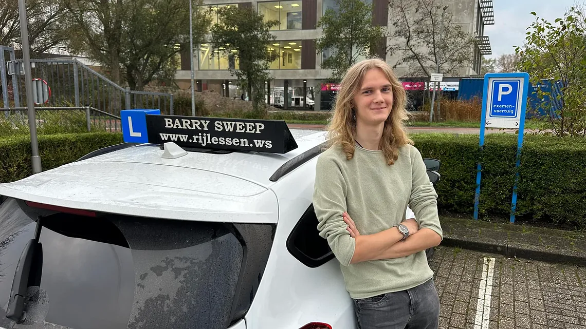 Je zal toch een dag na je verjaardag ook je rijbewijs weten binnen te halen! Keurig gedaan hoor Ian Schaafsma!! En een mooier cadeau kun je jezelf natuurlijk ook niet geven! Ik heb begrepen dat de VW nog een jaar door de APk keuring is gekomen dus daar kun je mooi mee gaan rijden! Gefeliciteerd en heel veel plezier en veilige kilometers toegewenst!! #rijschoolbarrysweep #auto #rijbewijs #geslaagd #gefeliciteerd #veiligheid #plezier — :blij bij CBR Alkmaar